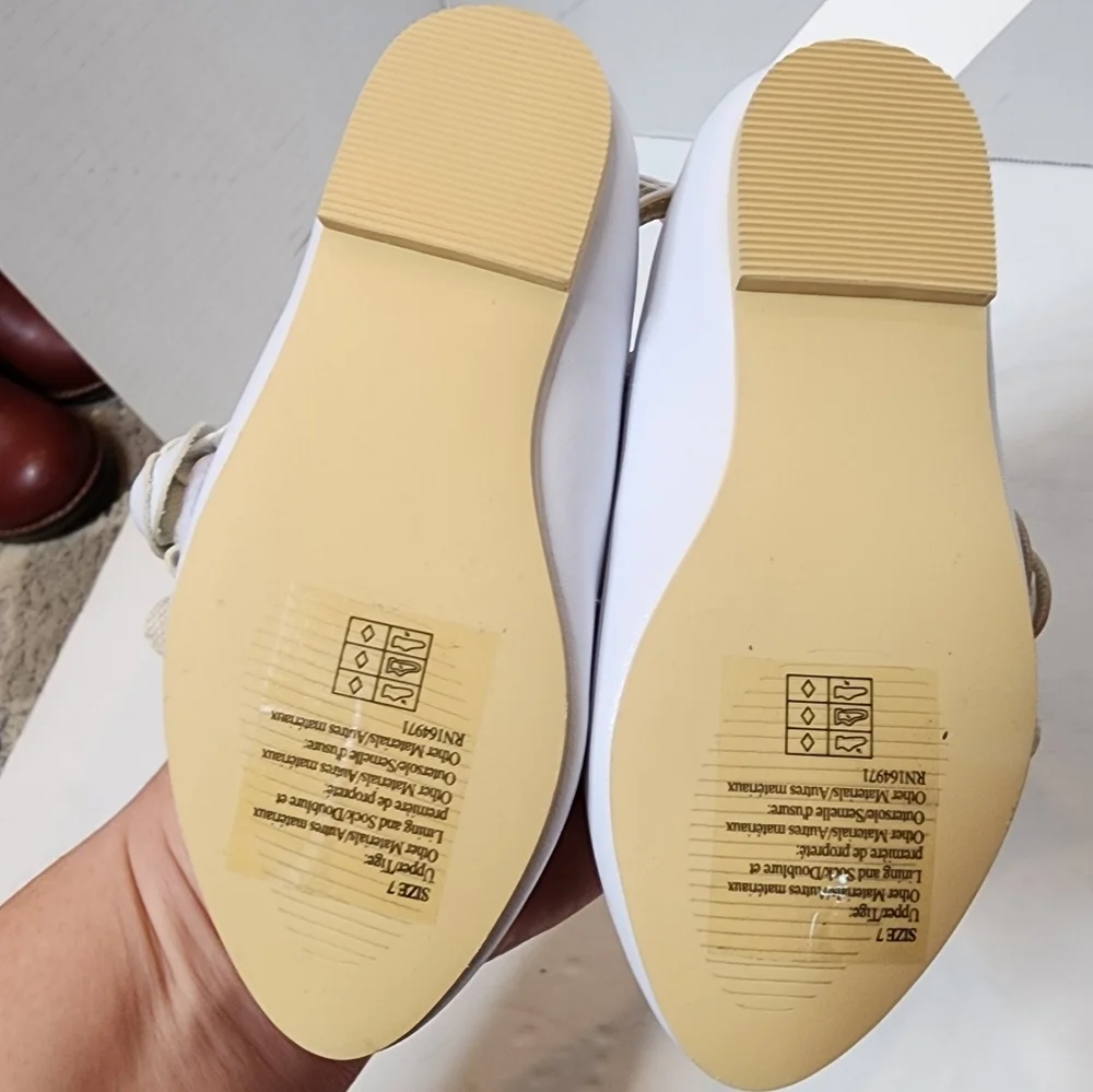 NWT Janie and Jack White almond toe flower ballet flats. Kids‎ size 7.